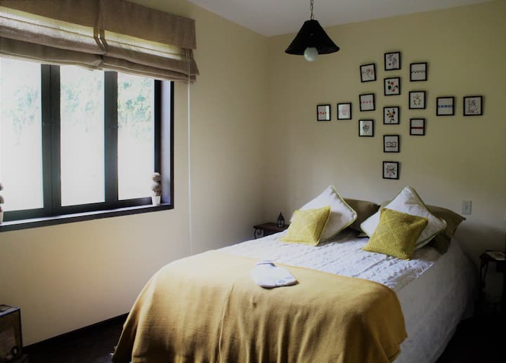 Spálňa s manželskou posteľou.