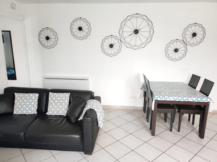 Appart De 1à 7 Personnes + 1 Bébé. Parking Gratuit - Décines-Charpieu