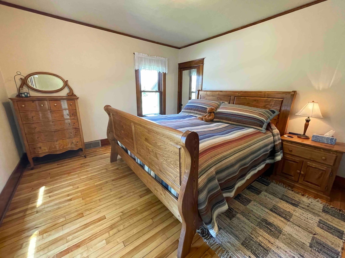 Bedroom 1 - King Bed (main level)