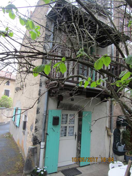 porte d'entrée. salon avec petit balcon