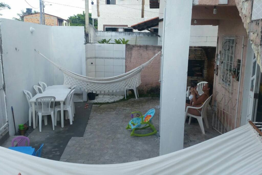 Área externa comum às duas casas! Chuveirão e churrasqueira!