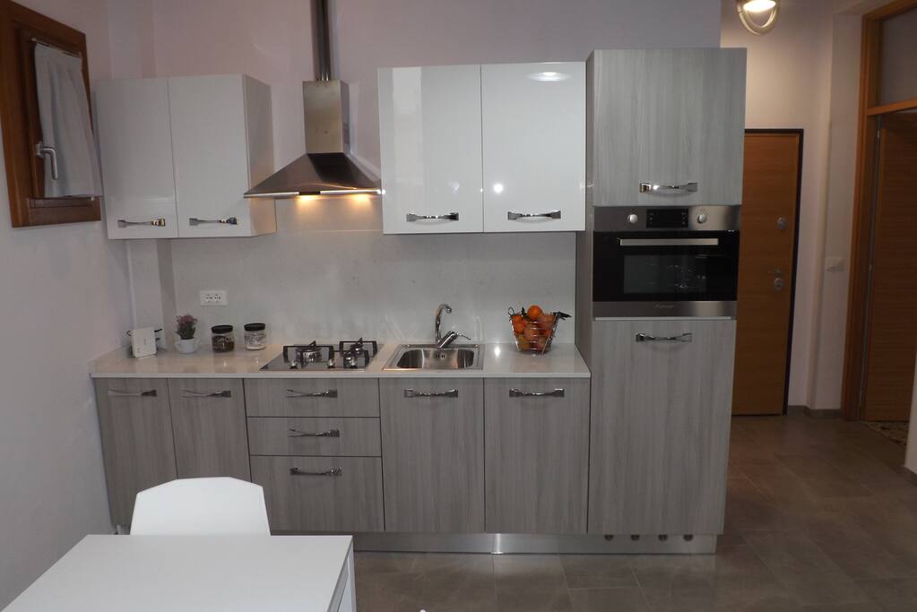 Cucina. Forno, lavatrice, lavastoviglie e fuochi a gas.