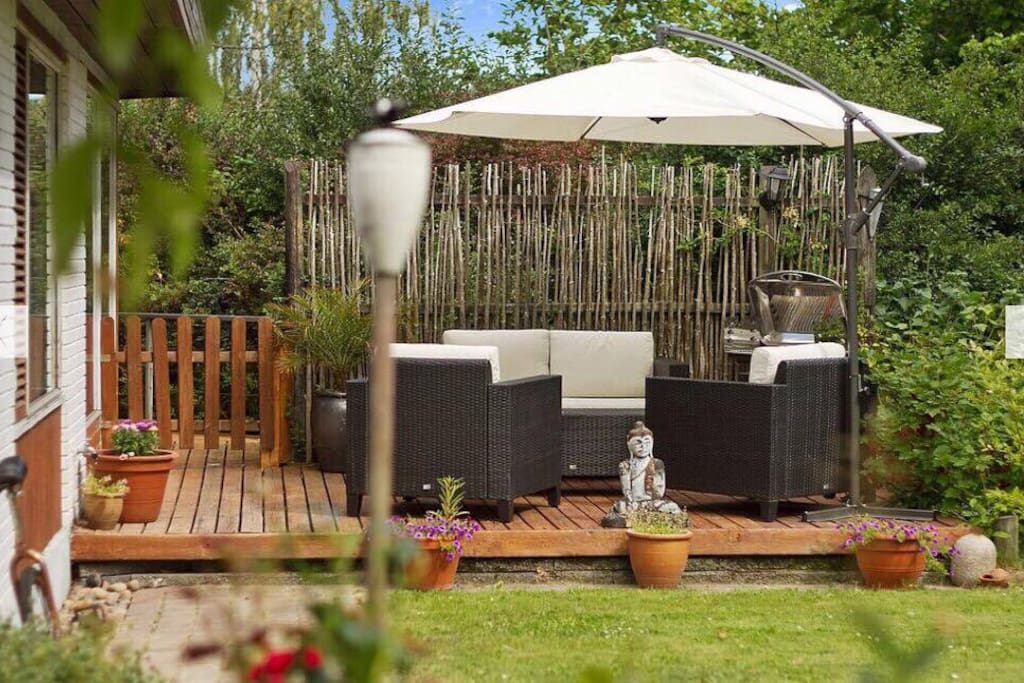The outdoor lounge in the garden - perfect for a midday coffeebreak