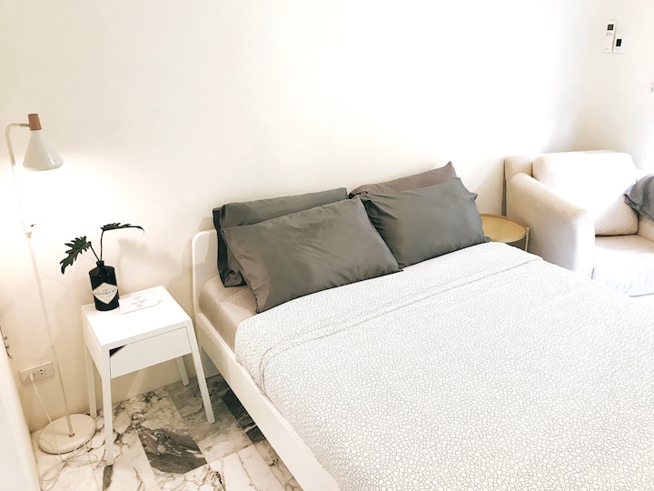 Habitación de mármol con vista al jardín