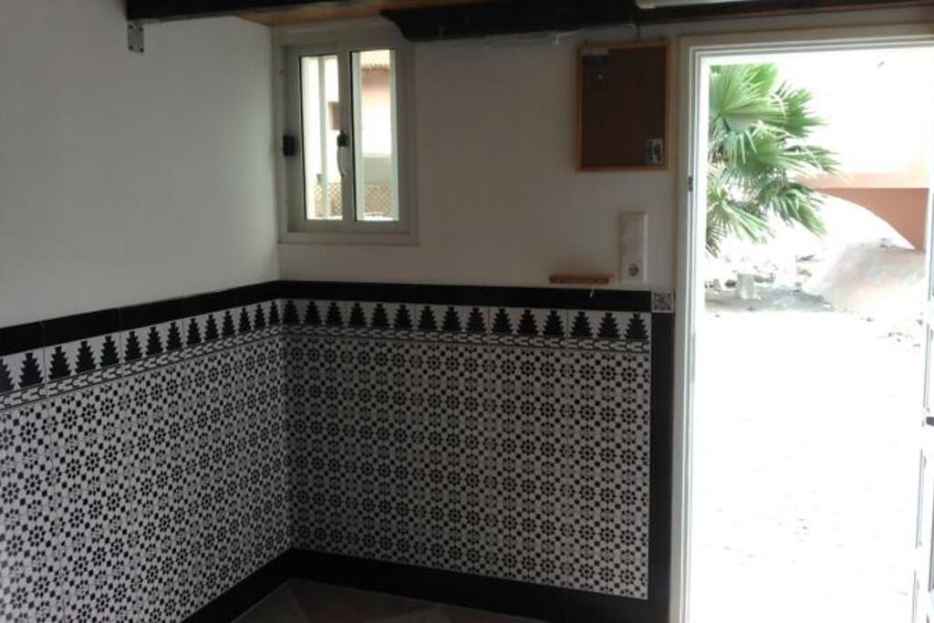 Zimmer 1 mit eigener Dusche, Bett steht hier noch nicht drin.