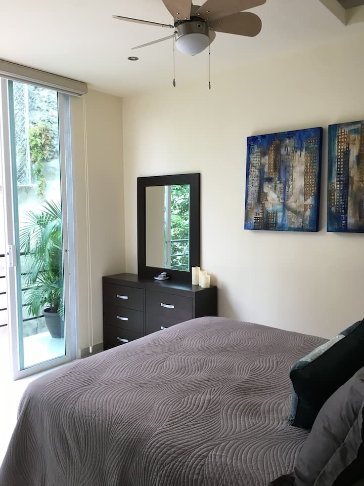 Dormitorio 1, cama de matrimonio, acceso al balcón.