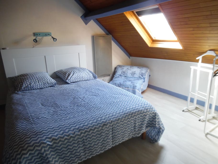1 chambre parentale avec possibilité d'ajouter un lit bébé (disponible dans la maison)