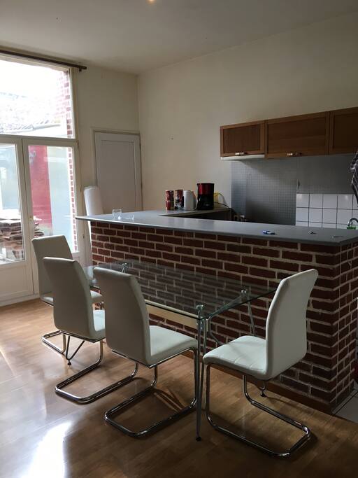 Bar avec rangements intérieurs