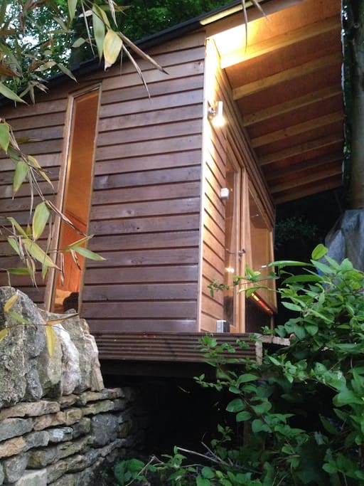 The cabin - single/double bed, desk, woodburner, internet, deck
