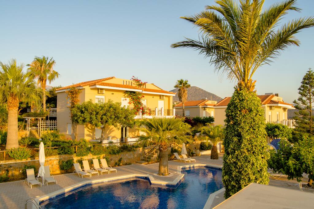 Apartments & swimming pool