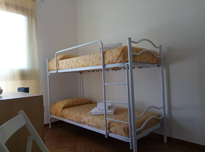 chumba cha kulala 3 na bunks moja