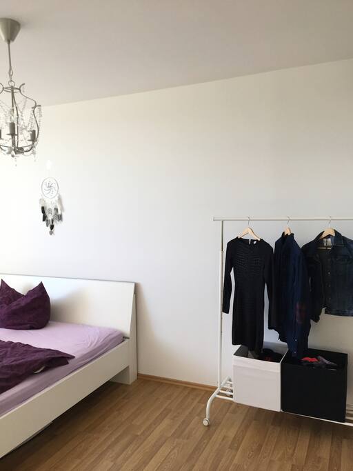 Schlafzimmer, Bett & Kleiderständer (kann genutzt werden)