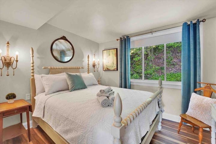 غرفة نوم إضافية بسرير كوين مريح وتلفزيون ذكي 42 بوصة 