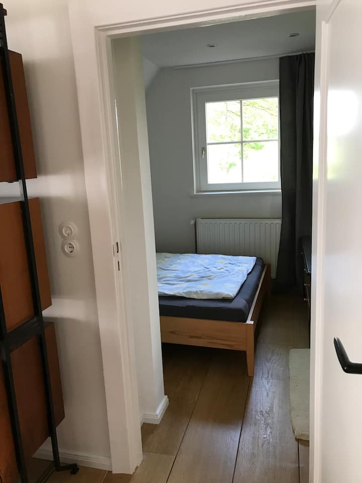 Изглед към малката спалня с легло 140 х 200 см