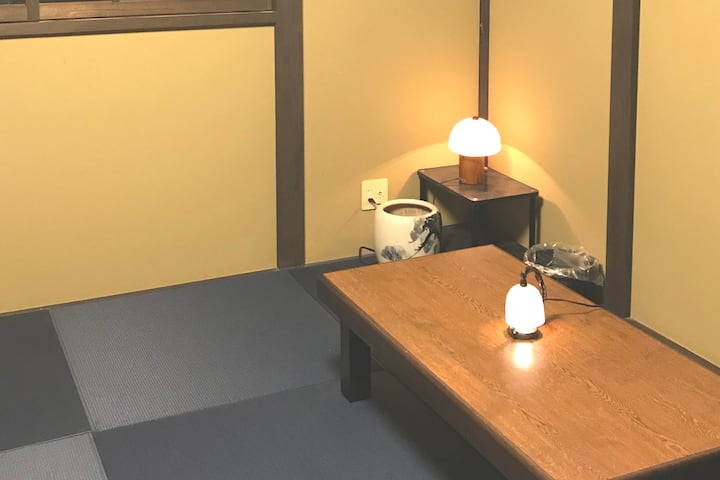 和室１ Japanese Style room

藍色の琉球畳が落ち着くお部屋です。お布団で6名様までお休みできます。