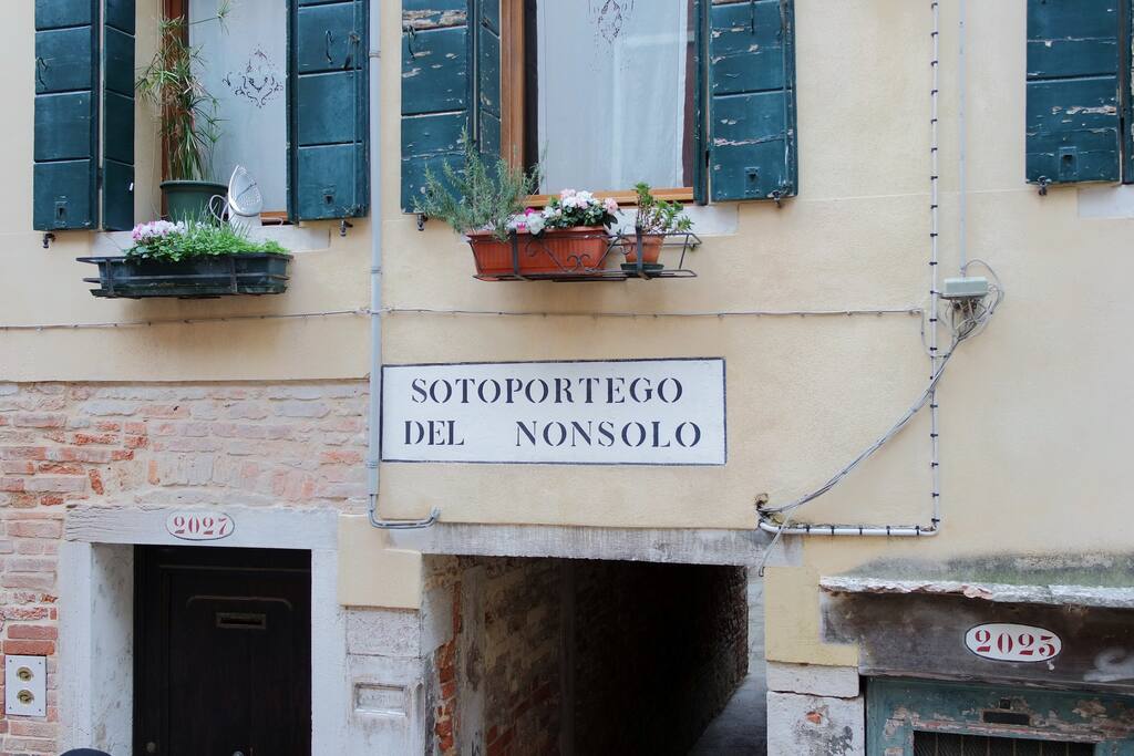 Esterno, l'ingresso all'abitazione