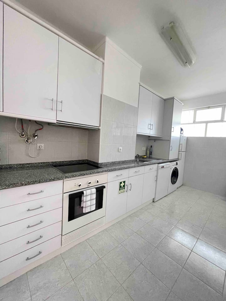 2 Bed Beachfront Apt, With Pool And Ocean View. - Portimão