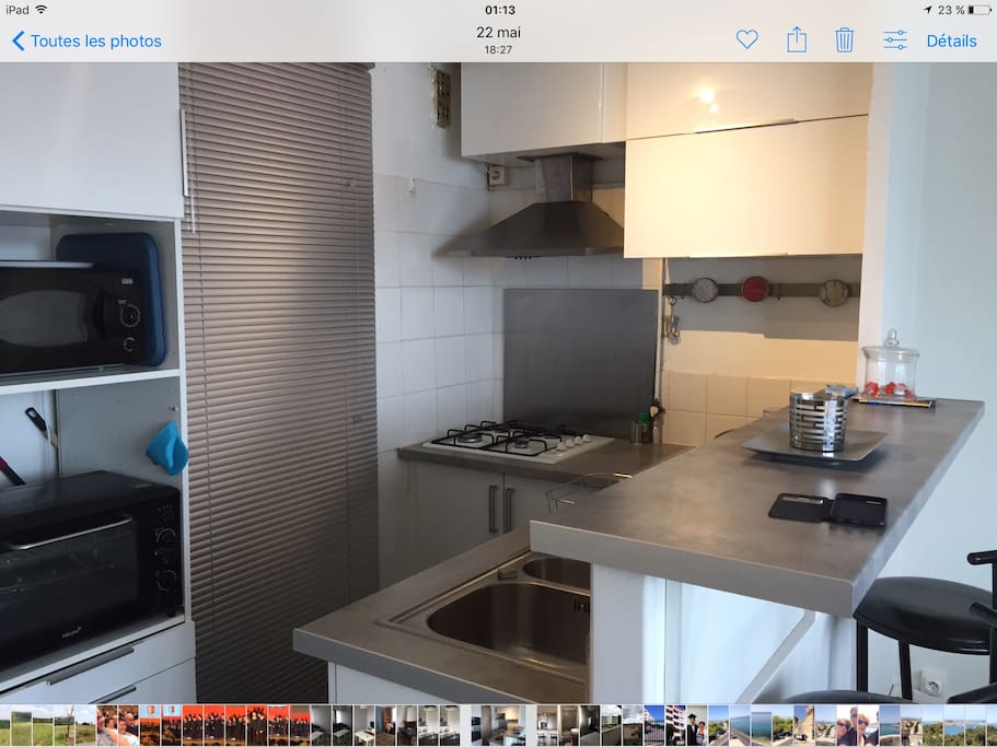 Cuisine avec 4 plaques au gaz, four micro onde,four,réfrigérateur et toute la vaisselle