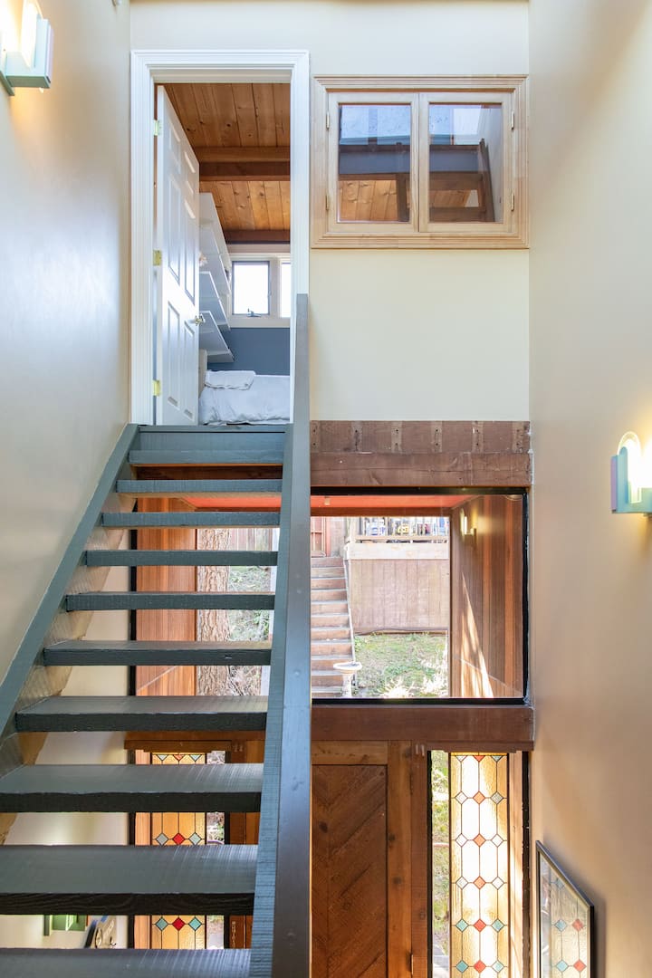楼梯通往The Crow 's Nest ，小卧室位于两层，配有两张单人床。