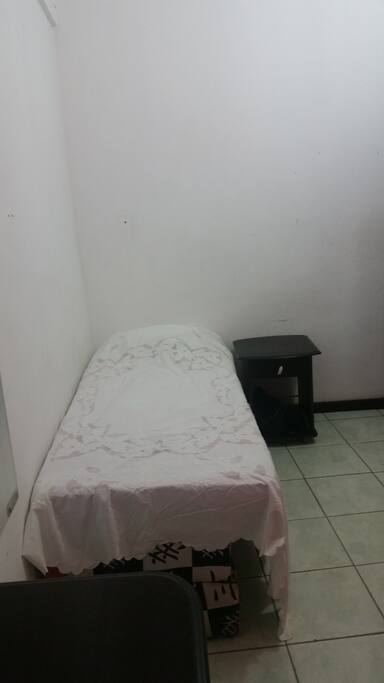 Cama e mesa cabeceira