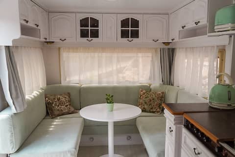 Popular Airbnb listing: Vintage Caravan with outdoor cinema in nature! in δήμος καντάνου σέλινου