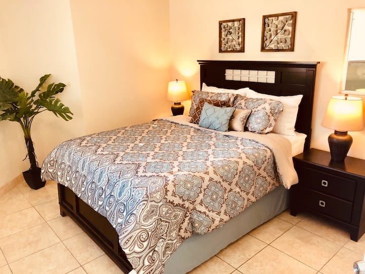 חדר שינה מס '3 עם מיטת קווין נוחה במיוחד, מאוורר תקרה ונוף לים משני חלונות