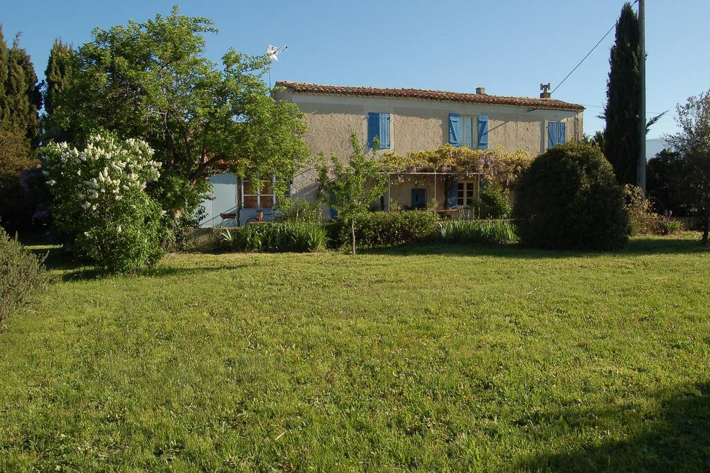 La maison vue du jardin