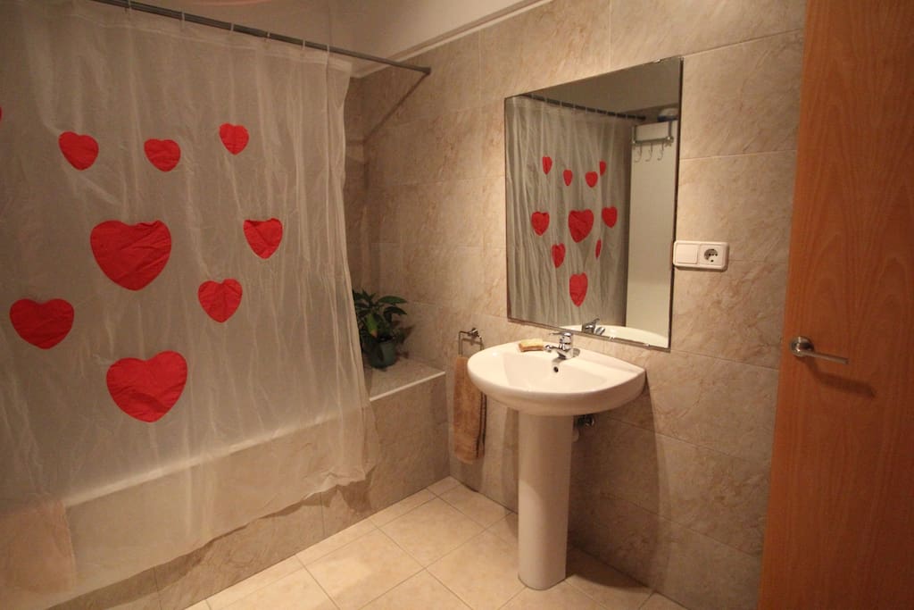 Baño a compartir con anfitrión.