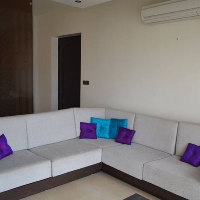 Drawing room, airy and with natural lighting.