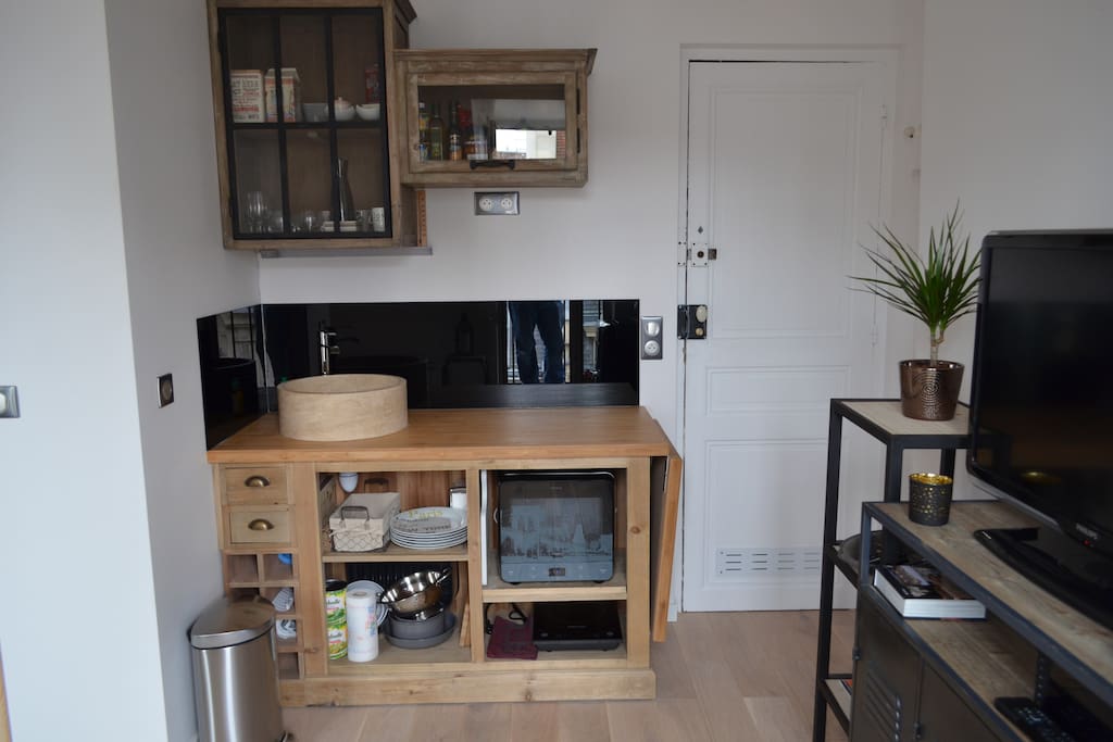 Cuisine avec micro onde et plaque à induction
