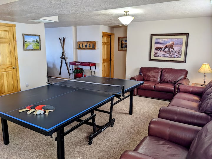 פינג פונג בחדר משחקים