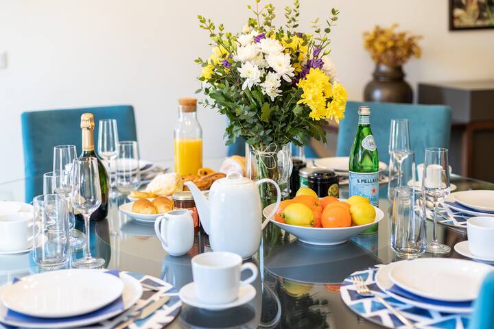 ★Luxury Designer Getaway ~ Stunning Downtown Views gallery image 3