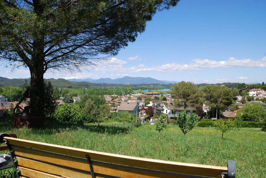 Vistas al lago, a 7 minutos a pie por un sendero. Mirador de la finca con bancos. Màxima tranquilidad.