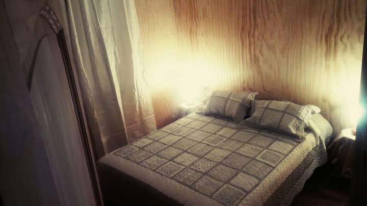 Dormitorio matrimonial con cama Queen