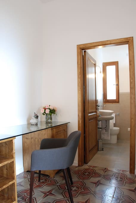 Scrittoio e Ingresso Bagno