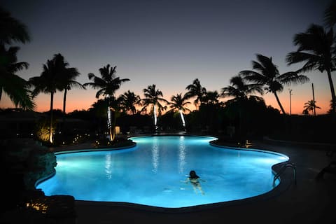 2 bdrm, upgrades, views, pool beach hot tub