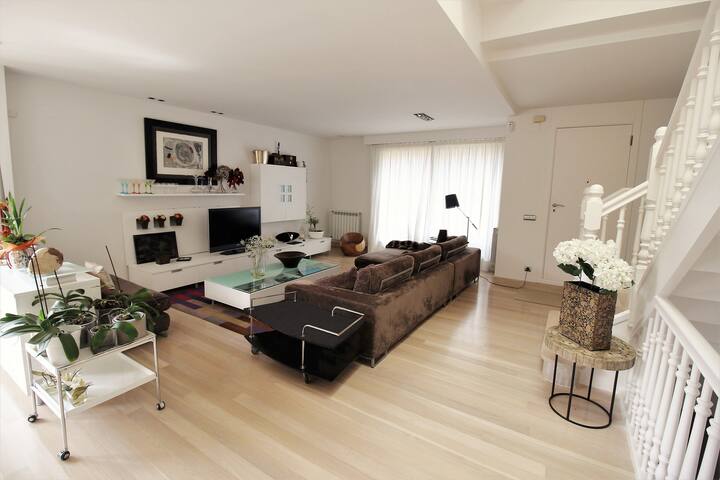 Bonita Villa Adosada con Piscina Privada gallery image 2