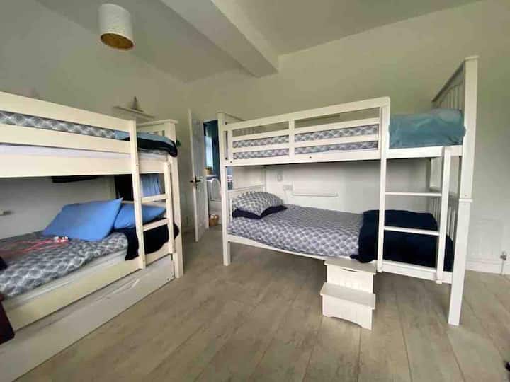 La chambre avec lits superposés avec toilettes et lavabo