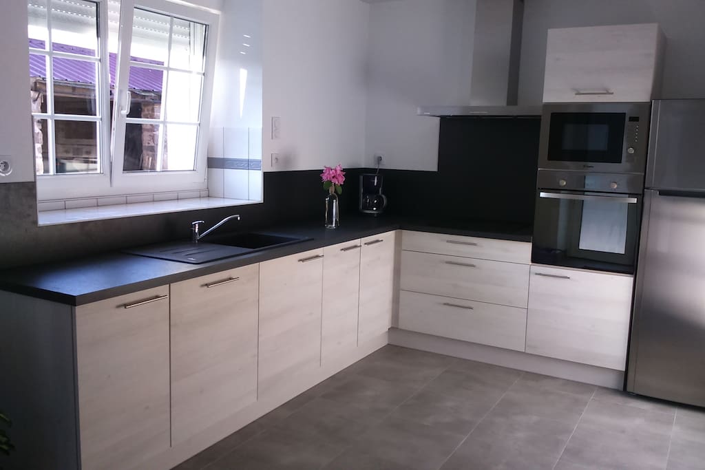 cuisine équipée avec four, micro-onde, lave vaisselle et frigo