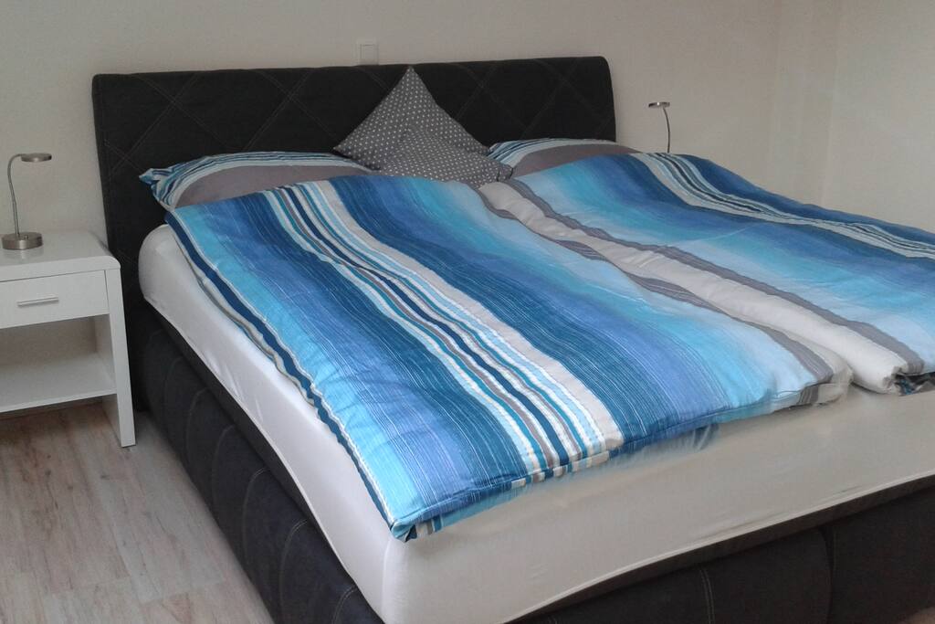 Schlafzimmer 1