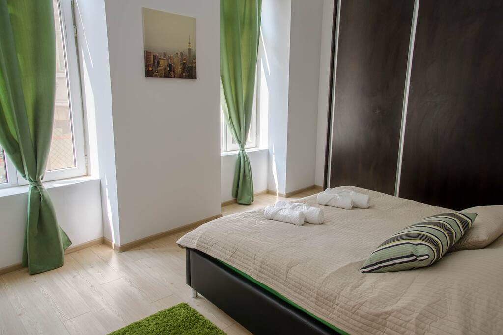 - Bedroom 2 - Green
- Queen Size bed
- Quiet street
- AC