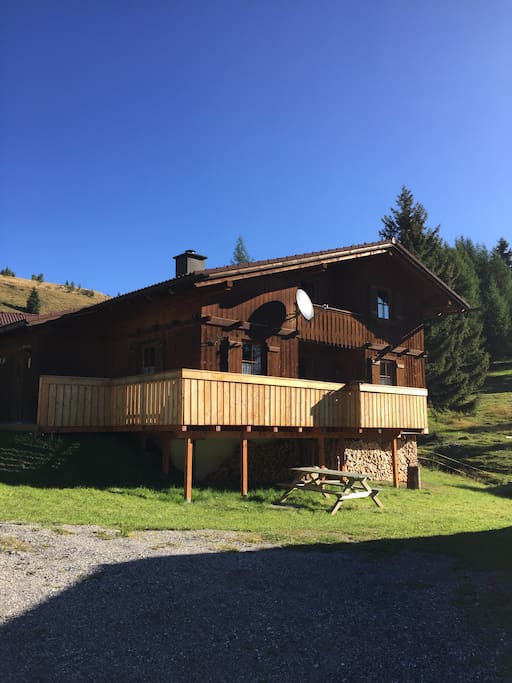 Die Hütte im Sommer