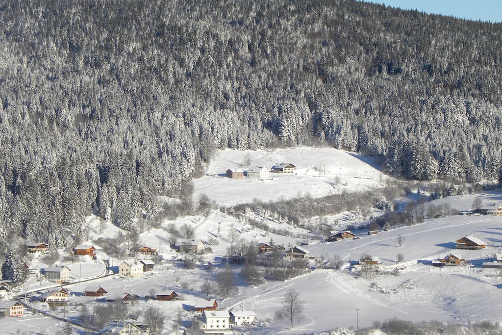 voici une partie du village que nous apercevons de chez nous quand il y a de la neige