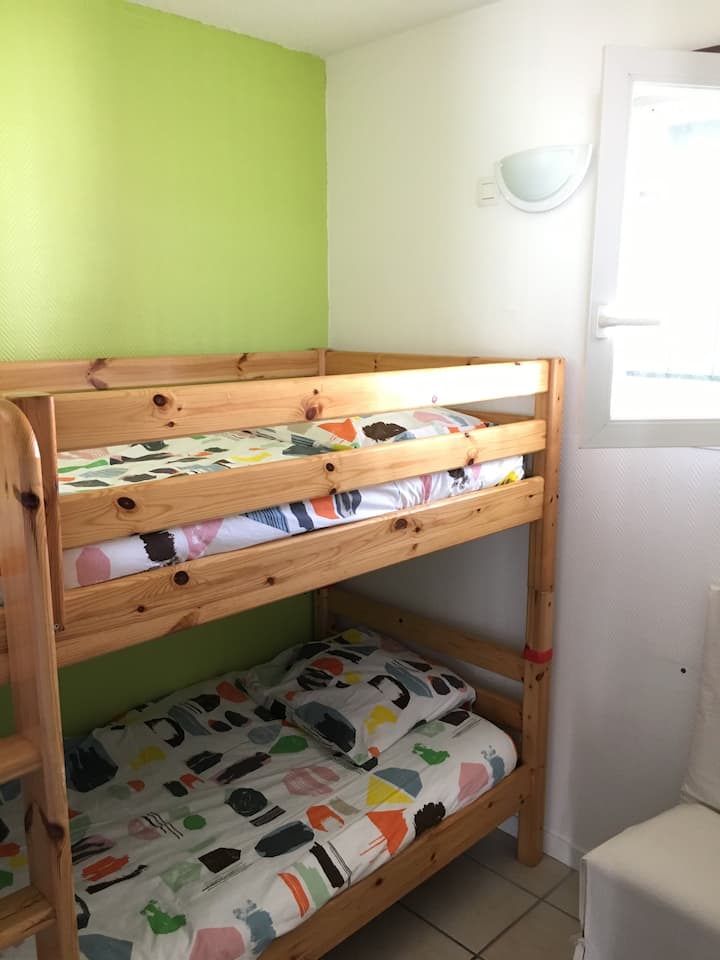 Alcove na vitanda 2 vya ghorofa + kabati + dirisha  - imefungwa na pazia la opaque