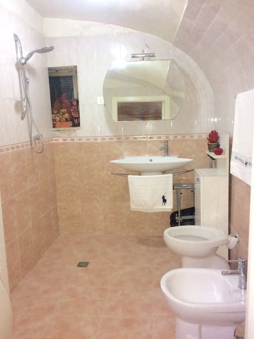 Bagno privato della stanza arancione