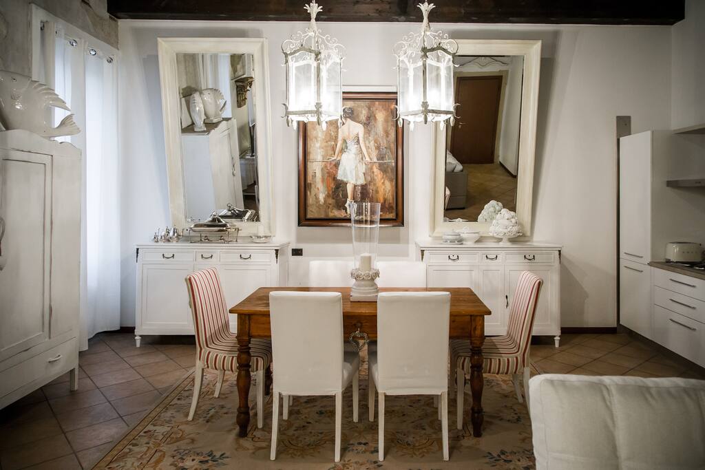 Zona pranzo con specchi e quadro ballerina