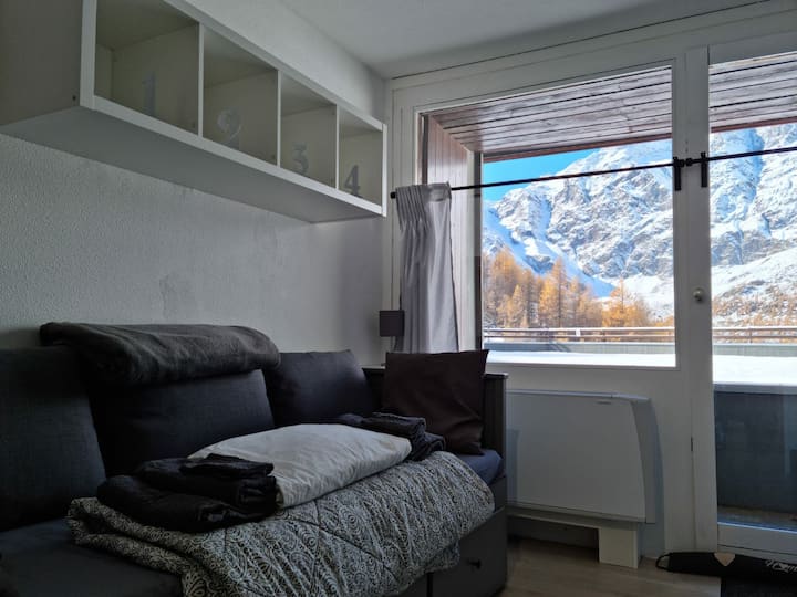 Divan me pamje nga mali