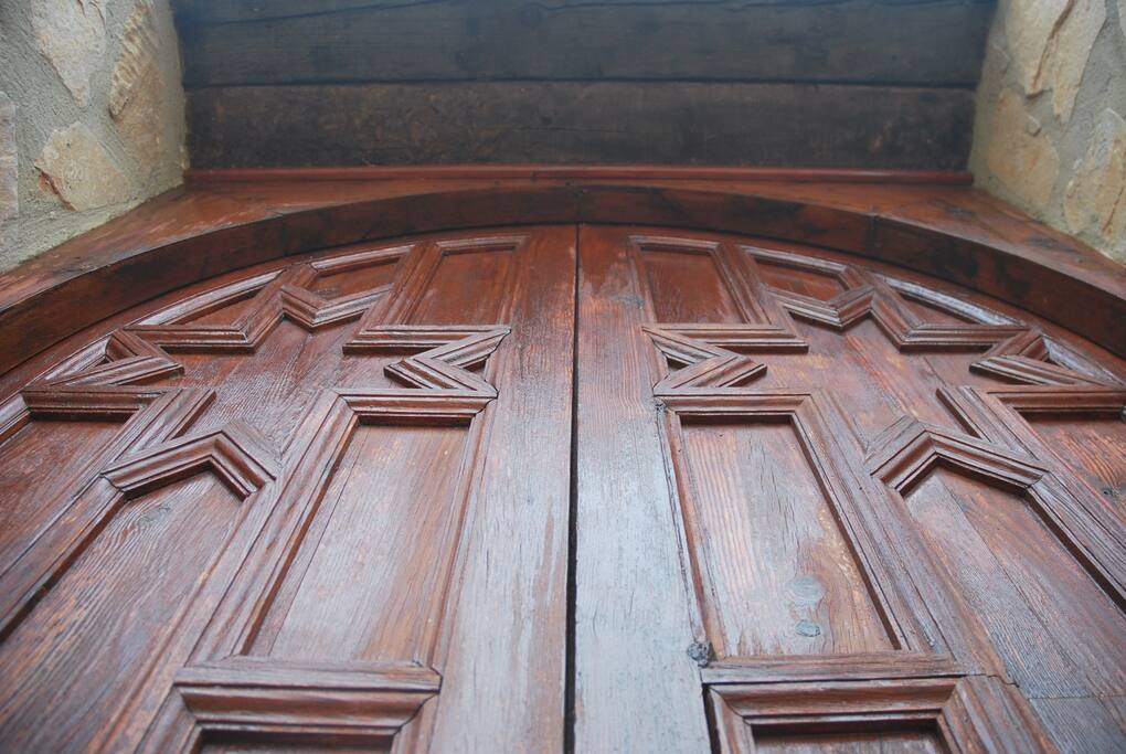 Detalle de puerta de acceso, de madera maciza