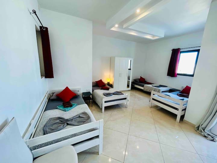 ห้องนอน 4 - พร้อมเตียงเดี่ยว 4 หลัง