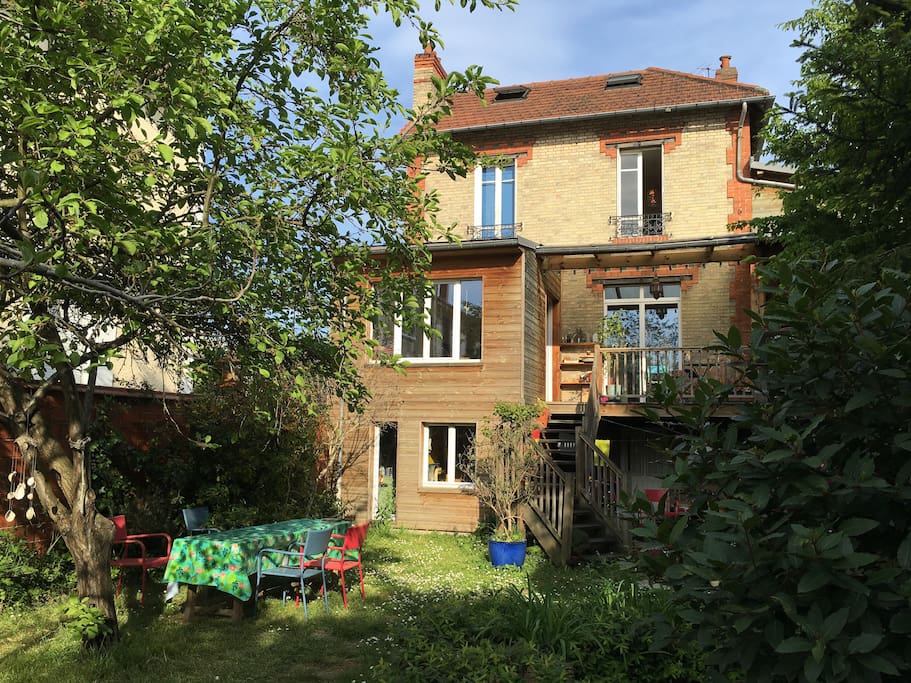 La maison vue du jardin